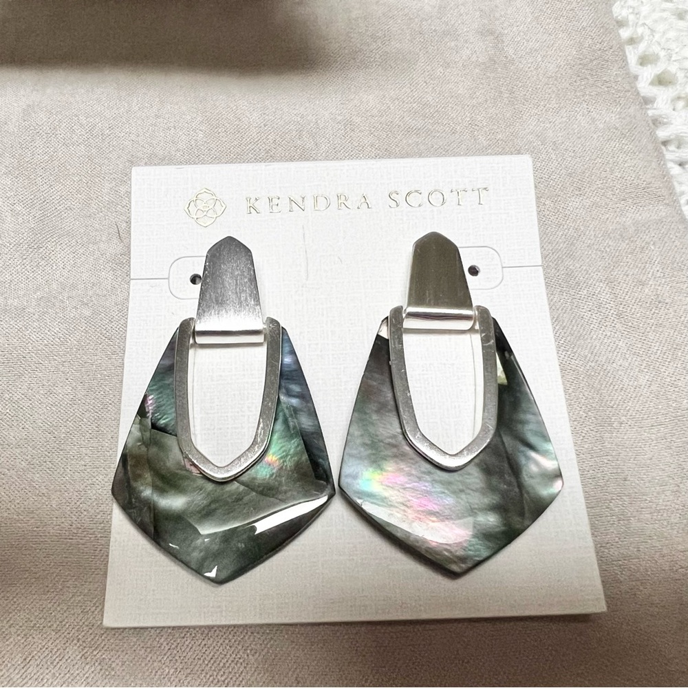 Kendra Scott Kensley Earrings in Black Mother-of-Pearl
